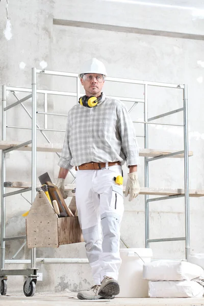 Mann Bauarbeiter Mit Werkzeugkiste Trägt Handschuhe Mütze Brille Und Gehörschutz — Stockfoto