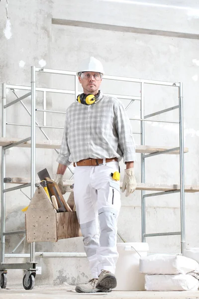 Man Bouwvakker Met Gereedschapskist Handschoenen Dragen Harde Hoed Bril Gehoorbescherming — Stockfoto