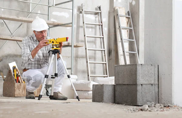 Construção Homem Trabalhador Medida Com Nível Laser Desgaste Chapéu Duro — Fotografia de Stock