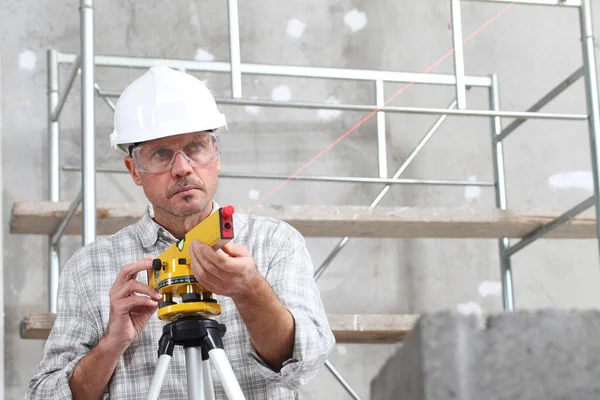 Bauarbeiter Messen Mit Laser Und Schutzbrille Auf Baustelle — Stockfoto