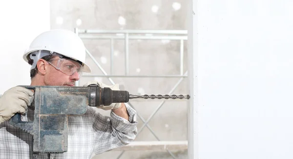 Man Med Hjälp Elektrisk Pneumatisk Borr Gör Ett Hål Väggen — Stockfoto