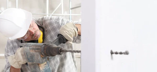 Mann Mit Einem Elektrischen Druckluftbohrer Der Ein Loch Die Wand — Stockfoto