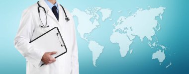 Stetoskop ve panoya sahip doktor mavi dünya haritasında izole edilmiş. 