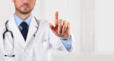 izole edilmiş doktor el dokunuşu ekranı parmağınızla beyaz kopya alanı arkaplanını işaret ediyor