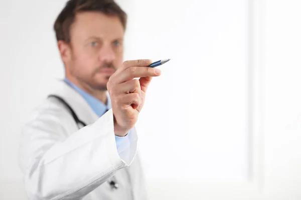 Pantalla Táctil Mano Médico Aislado Apuntando Con Pluma Sobre Fondo — Foto de Stock