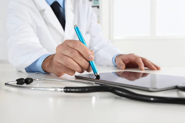 의사는 의사의 책상에서 처방전을 작성하는 디지탈 타블렛 스크린을 손으로 만지작 — 스톡 사진