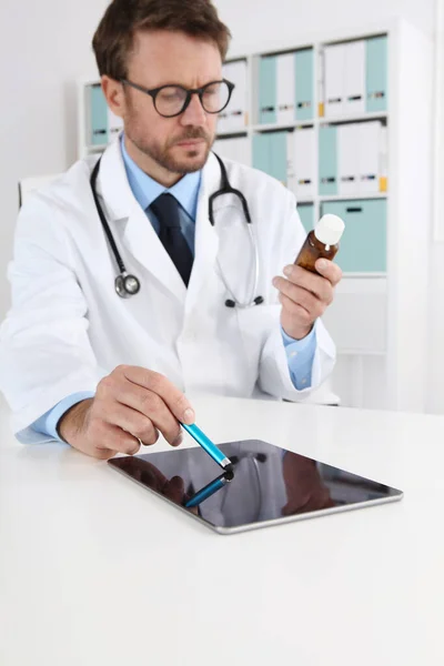 Arzt Schreibt Rezept Arztpraxis Mit Digitalem Tablet Auf Dem Schreibtisch — Stockfoto