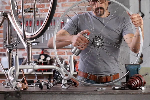 Homem Reparar Bicicleta Vintage Oficina Garagem Bancada Com Ferramentas Conceito — Fotografia de Stock