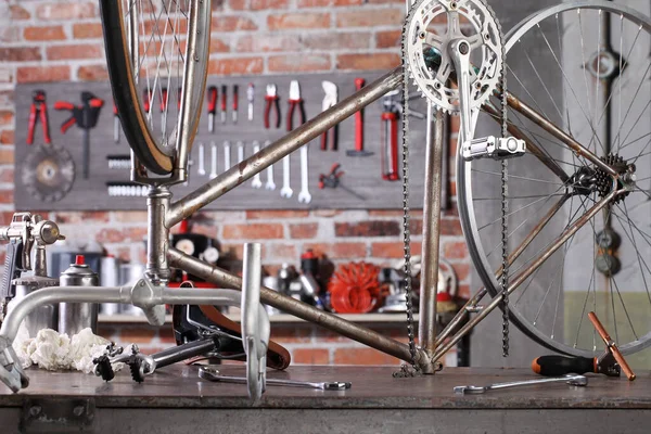 Bicicleta Época Taller Garaje Banco Trabajo Con Herramientas Concepto Bricolaje — Foto de Stock