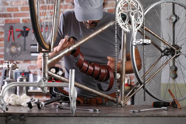 Man Repareert Vintage Fiets Garage Werkplaats Werkbank Met Gereedschap Diy — Stockfoto