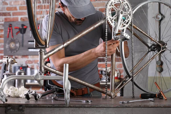 Homem Reparar Bicicleta Vintage Oficina Garagem Bancada Com Ferramentas Conceito — Fotografia de Stock