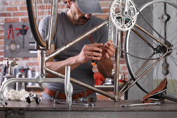 Homem Reparar Bicicleta Vintage Oficina Garagem Bancada Com Ferramentas Conceito — Fotografia de Stock