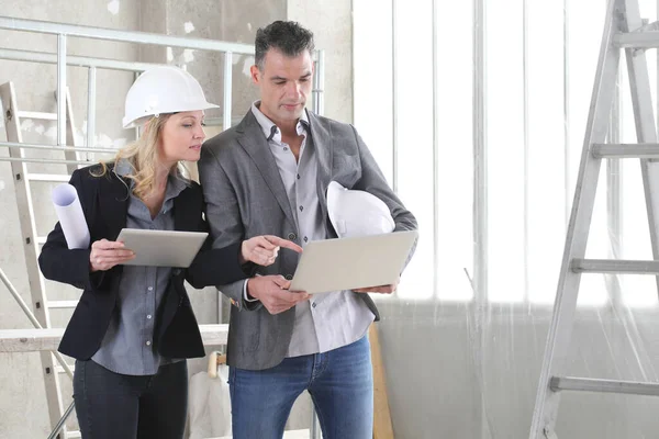 Mujer Arquitecta Ingeniera Masculina Para Trabajar Consultoría Informática Para Planificar — Foto de Stock