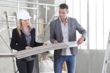 Birkaç mimar yerden örnekler seçiyor ve projeyi planlamak için gerekli önlemleri alıyor. Ev satın alma ve bina hedefi kavramı