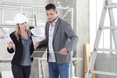 Birkaç mimar yerden örnekler seçiyor ve projeyi planlamak için gerekli önlemleri alıyor. Ev satın alma ve bina hedefi kavramı