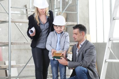 Birkaç mimar ve inşaat mühendisi ve oğulları projeyi planlamak için örnekleri seçtiler. Ev satın alma ve bina hedefi kavramı