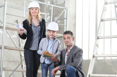 Birkaç mimar ve inşaat mühendisi ve oğulları projeyi planlamak için örnekleri seçtiler. Ev satın alma ve bina hedefi kavramı