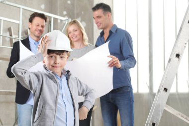 Mimar endişeli ve düşünceli bir çocuğu olan bir aileye ev tasarımı planları gösteriyor. Ev inşaatı hedef kavramı. Ev görünümü, iç dekorasyon ve ev dekorasyonu hakkında konuşmak için iç inşaat sahasında toplantı.