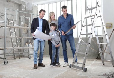 Mimar, çocuklu bir aileye ev tasarımı planlarını gösteriyor. Ev görünümü, iç dekorasyon, ev dekorasyonu ve döşeme döşemeleri hakkında konuşmak için iç inşaat sahasında buluşacağız.