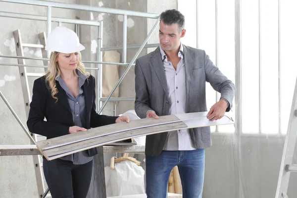 Birkaç mimar yerden örnekler seçiyor ve projeyi planlamak için gerekli önlemleri alıyor. Ev satın alma ve bina hedefi kavramı