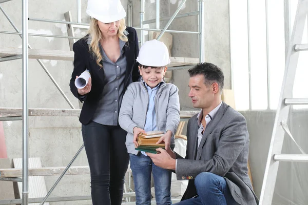 Birkaç mimar ve inşaat mühendisi ve oğulları projeyi planlamak için örnekleri seçtiler. Ev satın alma ve bina hedefi kavramı