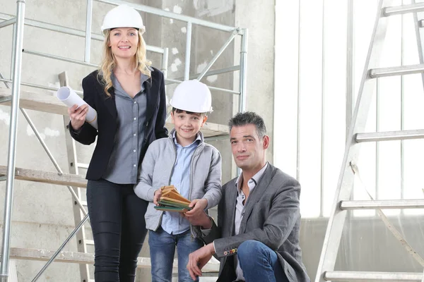 Birkaç mimar ve inşaat mühendisi ve oğulları projeyi planlamak için örnekleri seçtiler. Ev satın alma ve bina hedefi kavramı