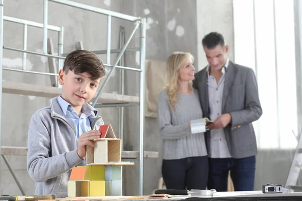 幸せな子供たちと彼の家族は インテリアサイトで建設モデルと家を建てる演奏 家の購入と建物の目標コンセプト — ストック写真