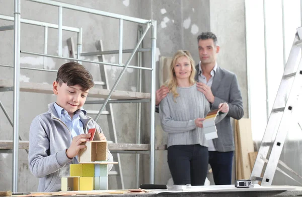 Glada Barn Och Hans Familj Leker Bygga Ett Hus Med — Stockfoto