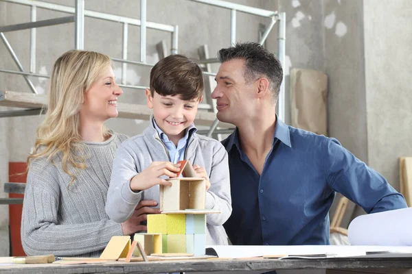 Glada Barn Och Hans Familj Leker Bygga Ett Hus Med — Stockfoto