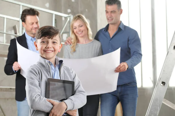 Arquitecto Mostrando Los Planes Diseño Casa Una Familia Con Niño —  Fotos de Stock