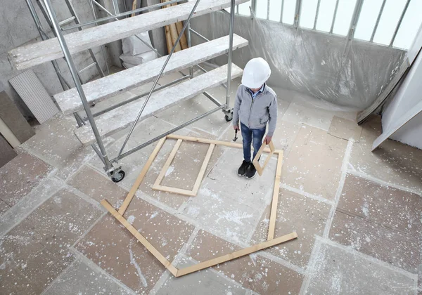 Wohnungsneubau Wohnungskauf Wohnungskonzept Kind Spielt Den Rahmen Eines Holzhauses Mit — Stockfoto