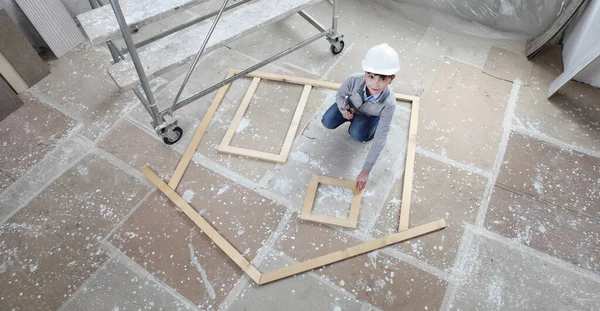 Wohnungsneubau Wohnungskauf Wohnungskonzept Kind Spielt Den Rahmen Eines Holzhauses Mit — Stockfoto