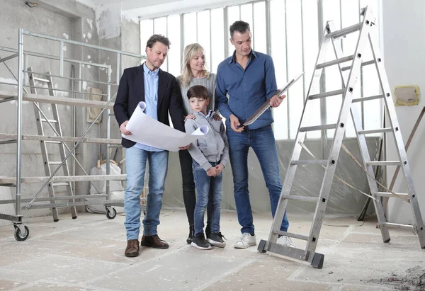 Mimar, çocuklu bir aileye ev tasarımı planlarını gösteriyor. Ev görünümü, iç dekorasyon, ev dekorasyonu ve döşeme döşemeleri hakkında konuşmak için iç inşaat sahasında buluşacağız.