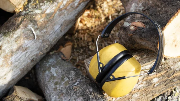 Earmuffs, ear protectors for chain saws to avoid noise