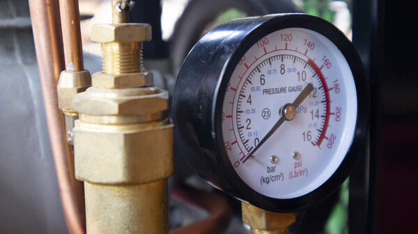 The air pressure gauge on the compressor to find out the pressure conditions on the air compressor