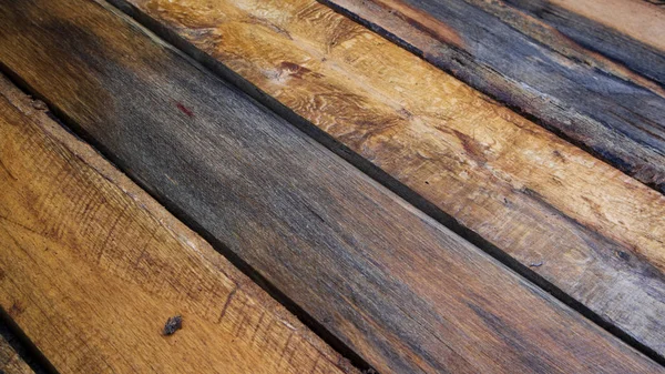 Baris kayu yang dilapisi dengan tekstur alami, cocok untuk digunakan sebagai sumber daya grafis, latar belakang, dan kertas dinding Stok Foto