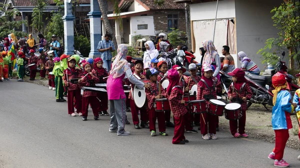 Marching band per bambini, una delle lezioni per promuovere lo spirito di squadra e la capacità di suonare musica — Foto Stock