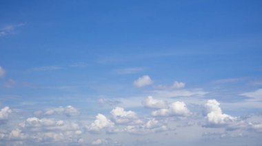 Aralık 'ta güzel bulutlu mavi gökyüzü, yeni yıl geliyor.