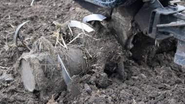 El traktörü Endonezya 'da popüler bir tarım ekipmanıdır. Çiftçiler tarafından pirinç tarlalarında çalışmak için kullanılır..