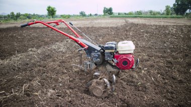 El traktörü Endonezya 'da popüler bir tarım ekipmanıdır. Çiftçiler tarafından pirinç tarlalarında çalışmak için kullanılır..