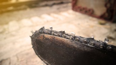 Elektrikli testereyi yakın mesafeden keskinleştirmek. İş için kullanılmadan önce bakım süresi