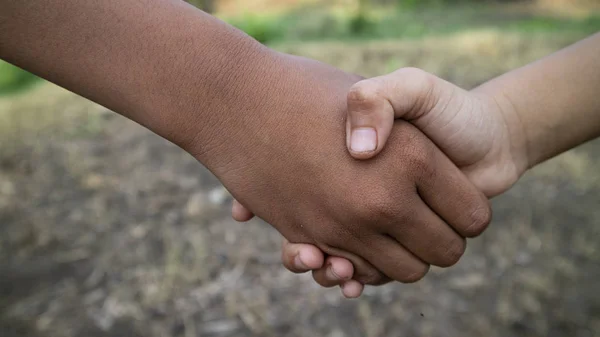 Foto de dos manos del símbolo de la amistad — Foto de Stock