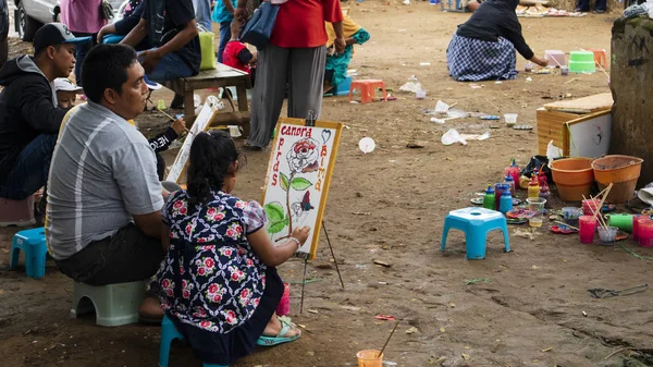 Ponorogo, Indonesia- 01 / 01 / 2020: I genitori che accompagnano i loro figli imparano a disegnare in uno spazio aperto. Lo sviluppo precoce dei talenti è importante per la genitorialità — Foto Stock