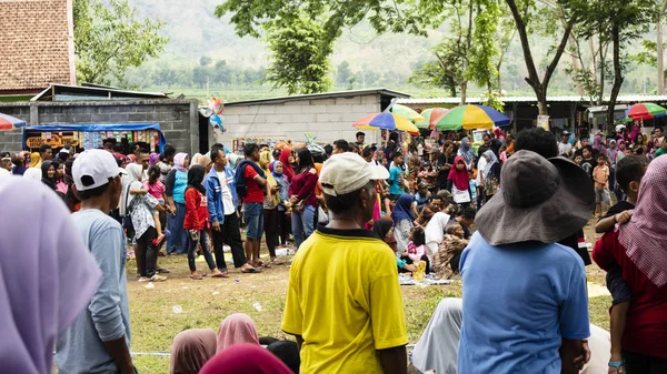 Ponorogo, Indonesia- 01 / 01 / 2020; una folla di persone sta guardando una performance musicale tradizionale — Foto Stock