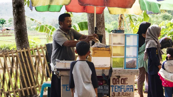 Ponorogo, Indonesia- 01 / 01 / 2020: I venditori ambulanti sono al servizio degli acquirenti. Metodi commerciali come questo hanno un notevole potenziale di profitto con poco capitale — Foto Stock