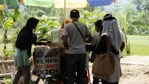 Ponorogo, Indonesia- 01 / 01 / 2020: I venditori ambulanti sono al servizio degli acquirenti. Metodi commerciali come questo hanno un notevole potenziale di profitto con poco capitale — Foto Stock