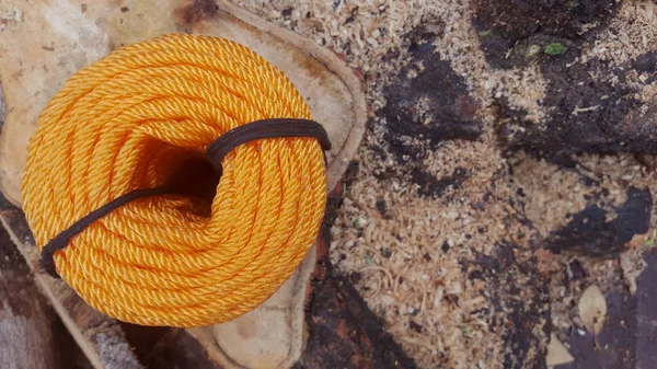 黄绳堆特写照片. 船只或攀岩用具。 天然材料编织的绳索. 简单的绳体概念。 高山登山设备。 安全绳纹理。 游艇吊钩捆卡 — 图库照片