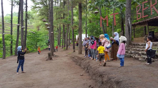 Ponorogo, Indonesia 01 / 01 / 2020: Un gruppo di turisti di sesso femminile che scattano foto utilizzando uno smartphone in un luogo turistico — Foto Stock