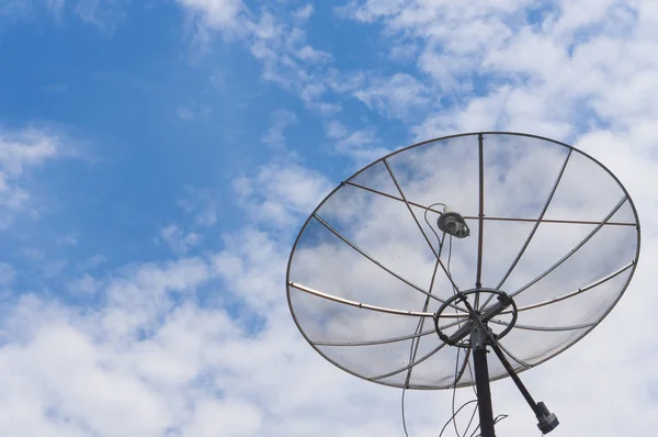 Antena parabólica com fundo azul do céu. Uma das tecnologias para transmitir TV para todos os cantos do mundo — Fotografia de Stock