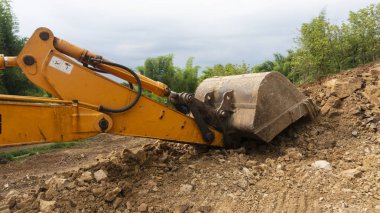 Kazı makineleri maden alanında. Madencilik malzemelerinin inşaat malzemelerine dönüştürülmesi süreci